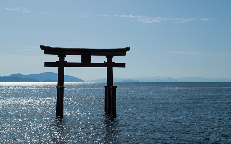 「近江の厳島」とも呼ばれる白鬚（しらひげ）神社の湖中大鳥居。琵琶湖の恵みを守っている