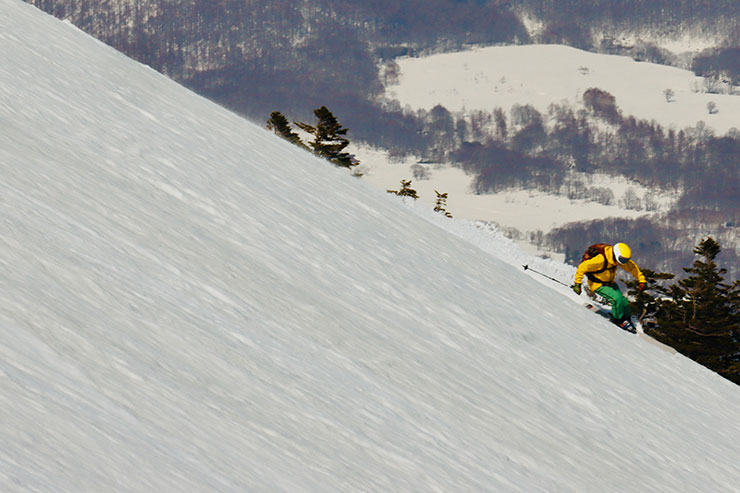毎年4〜5日は八甲田山でスキーをするという星野。年々、ギアも日本製へのこだわりが増え、この写真ではスキーパンツはBogen、スキー板はベクターグライドを使用してるそう