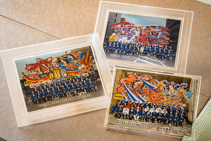 北村さんが制作したねぶたの数々。デビュー作となった2012年の「琢鹿の戦い」（写真右上）は優秀制作者賞、2017年の「紅葉狩」（左）ではねぶた大賞を受賞。2021年「雷公と電母」（右下）では金賞に輝いた