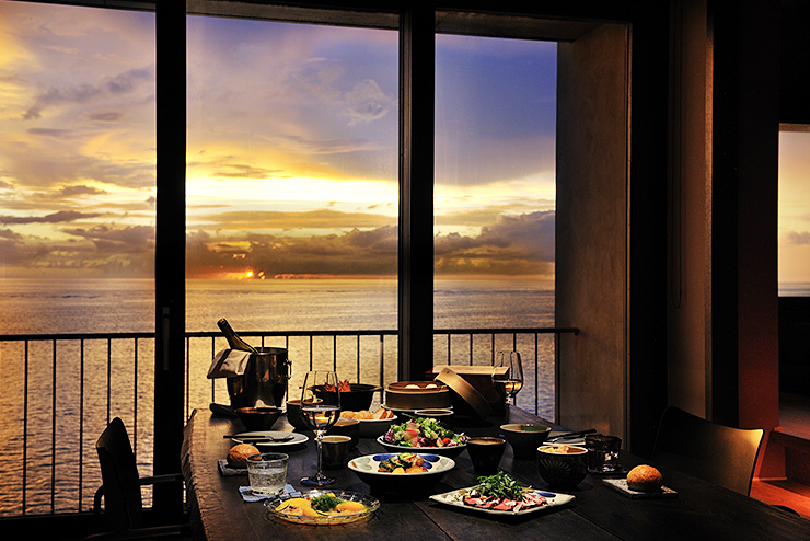 「星のや沖縄」のギャザリングサービス。客室で夕日を見ながら食事を楽しめる