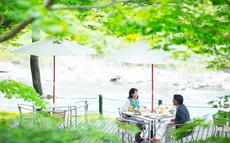 「星野リゾート　奥入瀬渓流ホテル」では渓流沿いのテラスで朝食をゆったりと楽しめる　※写真はイメージです
