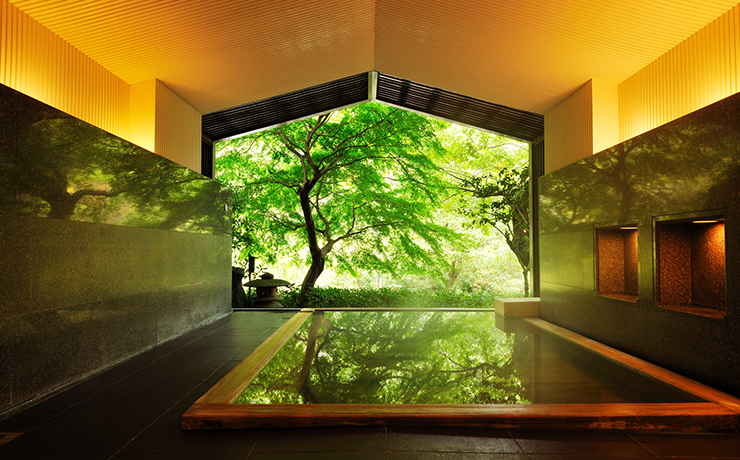 温泉旅館「星野リゾート　界 箱根」の壁一面が抜けた半露天の大浴場