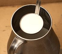原料のミルクを搾乳